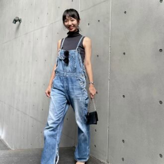 【30代スナップ】小物使いもお洒落！ 大人のオーバーオールはスリーブレスニットと合わせて格上げする