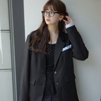 【30代スナップ】テーラードジャケットと韓国ブランド「FLAREUP」のスカートで作る、旬のトラッドスタイル。モノトーンコーデに差し色小物をプラス♡