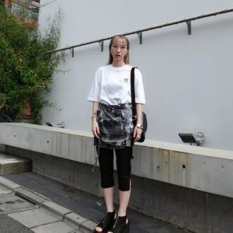 【30代スナップ】トレンドの「サイクリングパンツ」の正解着こなし！ オーバーサイズのTシャツとエプロンでシルエットをカバー