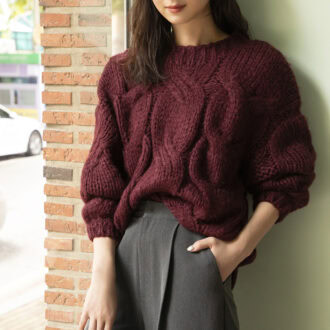 ニット￥1,999、パンツ￥1,799、バッグ￥1,999、イヤリング￥799（すべてGRL）
