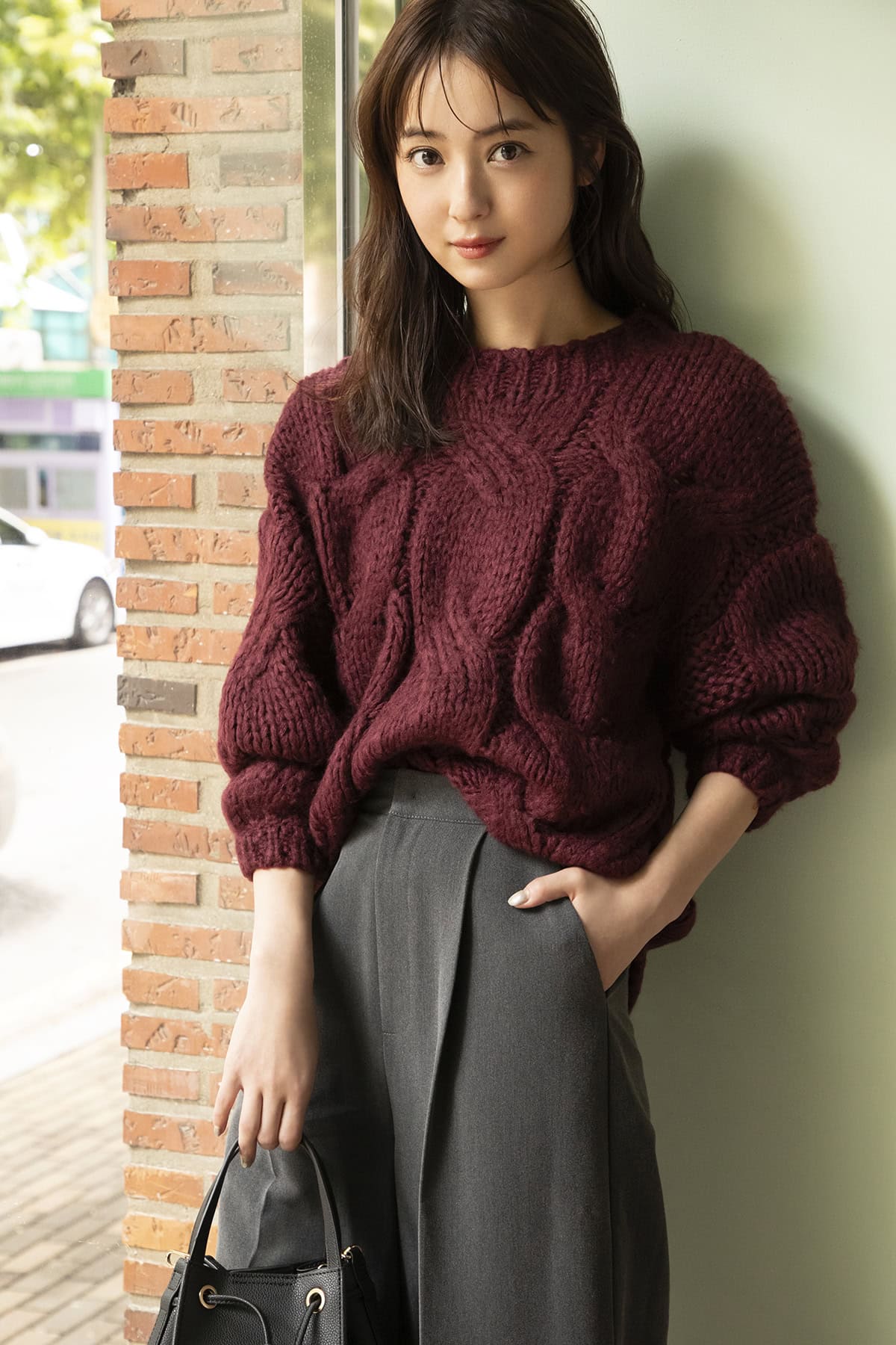 ニット￥1,999、パンツ￥1,799、バッグ￥1,999、イヤリング￥799（すべてGRL）