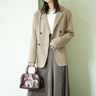 ジャケット￥3,299、スカート￥2,499、ロンT￥1,199、バッグ￥1,999、ピアス￥599（すべてGRL）