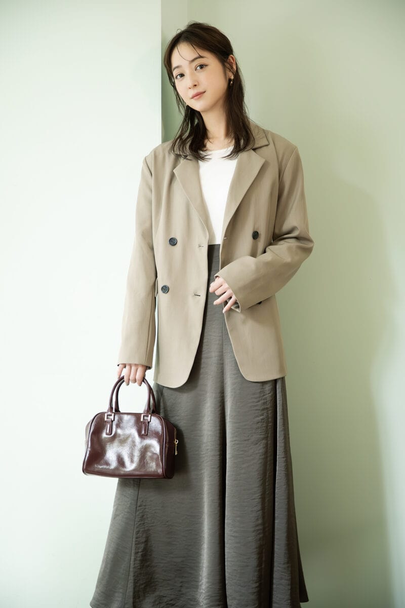 ジャケット￥3,299、スカート￥2,499、ロンT￥1,199、バッグ￥1,999、ピアス￥599（すべてGRL）