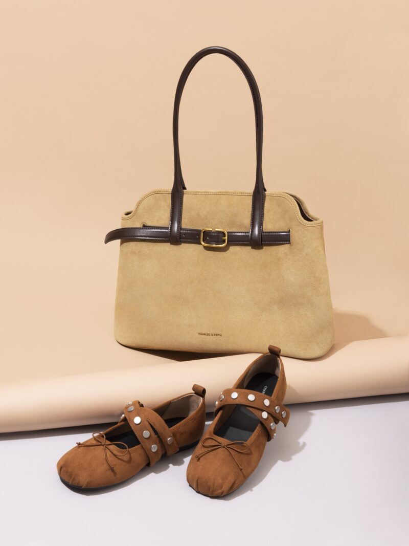 バッグ［高さ28×幅38.5×マチ12.5cm］￥18,900、シューズ￥9,900（ともにチャールズ&キース／チャールズ&キース ジャパン）
