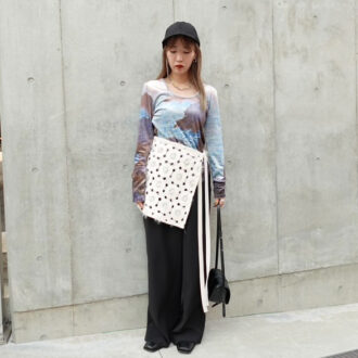 【30代スナップ】主役級のベロアトップスで作る、個性派秋コーデ！　エプロンをプラスしてスタイルアップ効果も意識