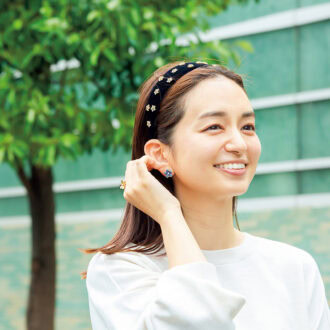 お花モチーフのアクセサリーで大人ガーリーなスパイスをプラス