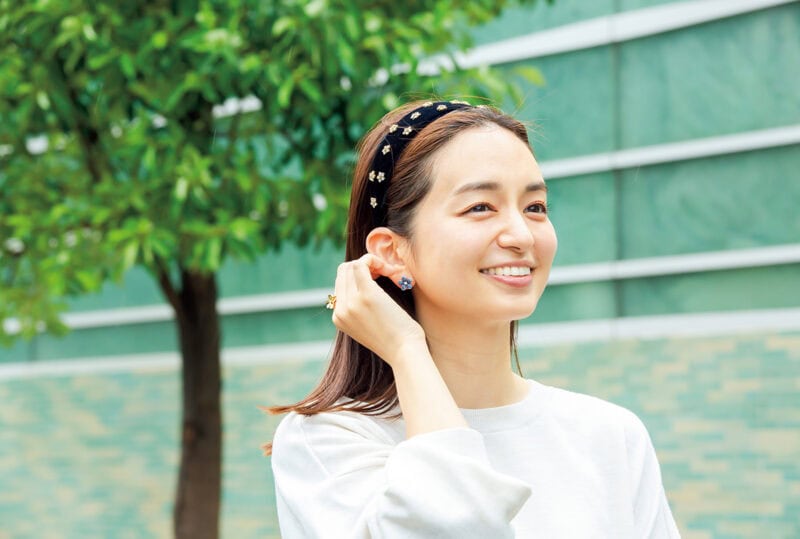 お花モチーフのアクセサリーで大人ガーリーなスパイスをプラス