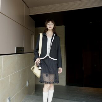 【30代スナップ】デザインジャケットでアプデ！ シアースカートを使った、軽やかな秋のモノトーンコーデ