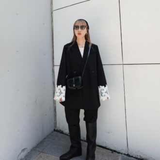 【30代スナップ】大人のモノトーンコーデの決定版！  レースジャケットとロングブーツの組み合わせでレディな着こなし