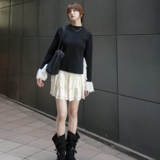 【30代スナップ】フリルミニスカを大人に着こなす！「黒」で甘さ引き算の秋ロマンティックコーデ