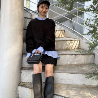 【30代スナップ】「ユニクロ」のスウェット×ミニスカでスタイリッシュに。コスパ服の着こなしのカギはブラックアイテムを多めにチョイス