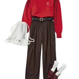 別注スウェット￥9,900（アングリッド）　パンツ￥20,900（ザ シンゾーン／シンゾーン ルミネ新宿店）　ベルト￥11,880（オブラダ／シンチ）　ソックス￥1,980（シックストックス／ノーデザイン） ナップサック￥3,850（ジービーエイチ） ローファー￥29,700（ダイアナ／ダイアナ 銀座本店）