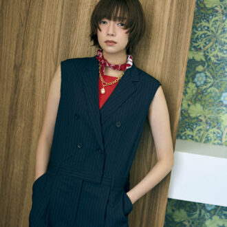 ニットキャミソール¥7,700(ノーク) バンダナ¥1,650(ザ シンゾーン/シンゾーン ルミネ新宿店) ジャンプスーツ¥29,700(ザ ポーズ/ウィム ガゼット ルミネ新宿店) ネックレス¥55,220(フル・オブ・グレイス/ズットホリック)