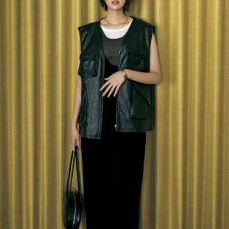ジレ￥15,400（アングリッド）　ワンピース￥15,400（アンヌーク／アンヌーク 新宿ルミネ2店）　レイヤードタンクトップ￥2,970（アンティローザホリデー／アンティローザ）　チョーカー￥41,140（エムシー・スタジオ）、ピアス￥10,120（プチ・モーメント／ともにズットホリック）　バングル￥33,000（アダワットトゥアレグ／ザ エディット ストア）　バッグ￥35,200（ロー ソウル）　ミュール￥13,200（ダイアナ／ダイアナ 銀座本店）