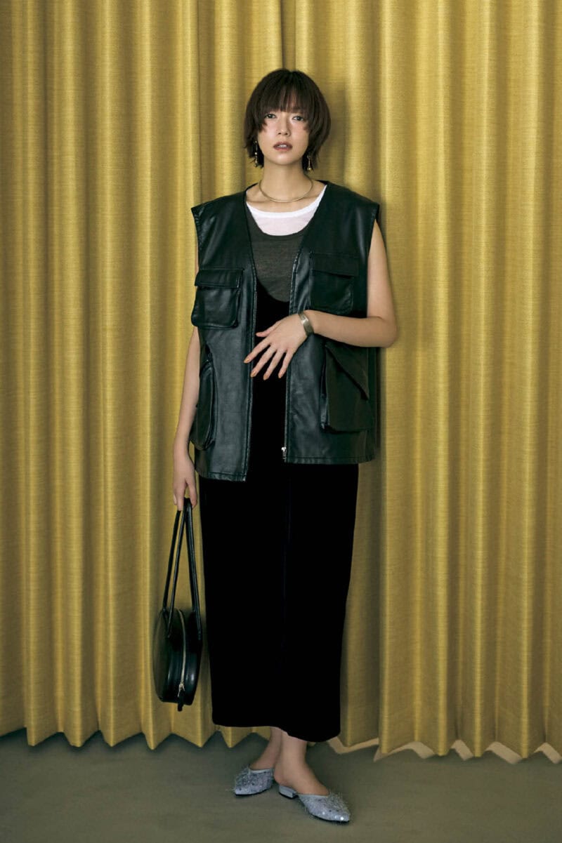 ジレ￥15,400（アングリッド）　ワンピース￥15,400（アンヌーク／アンヌーク 新宿ルミネ2店）　レイヤードタンクトップ￥2,970（アンティローザホリデー／アンティローザ）　チョーカー￥41,140（エムシー・スタジオ）、ピアス￥10,120（プチ・モーメント／ともにズットホリック）　バングル￥33,000（アダワットトゥアレグ／ザ エディット ストア）　バッグ￥35,200（ロー ソウル）　ミュール￥13,200（ダイアナ／ダイアナ 銀座本店）