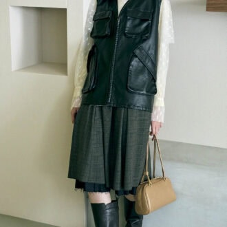 カットソー￥7,700（マカフィー／トゥモローランド）　スカート￥26,400（プロヴォーク デザイン ブティック／ジャック・オブ・オール・トレーズ プレスルーム）　バッグ￥35,200（クリスチャン ヴィラ／ピモンテ）　ブーツ￥34,100（ダイアナ／ダイアナ 銀座本店）