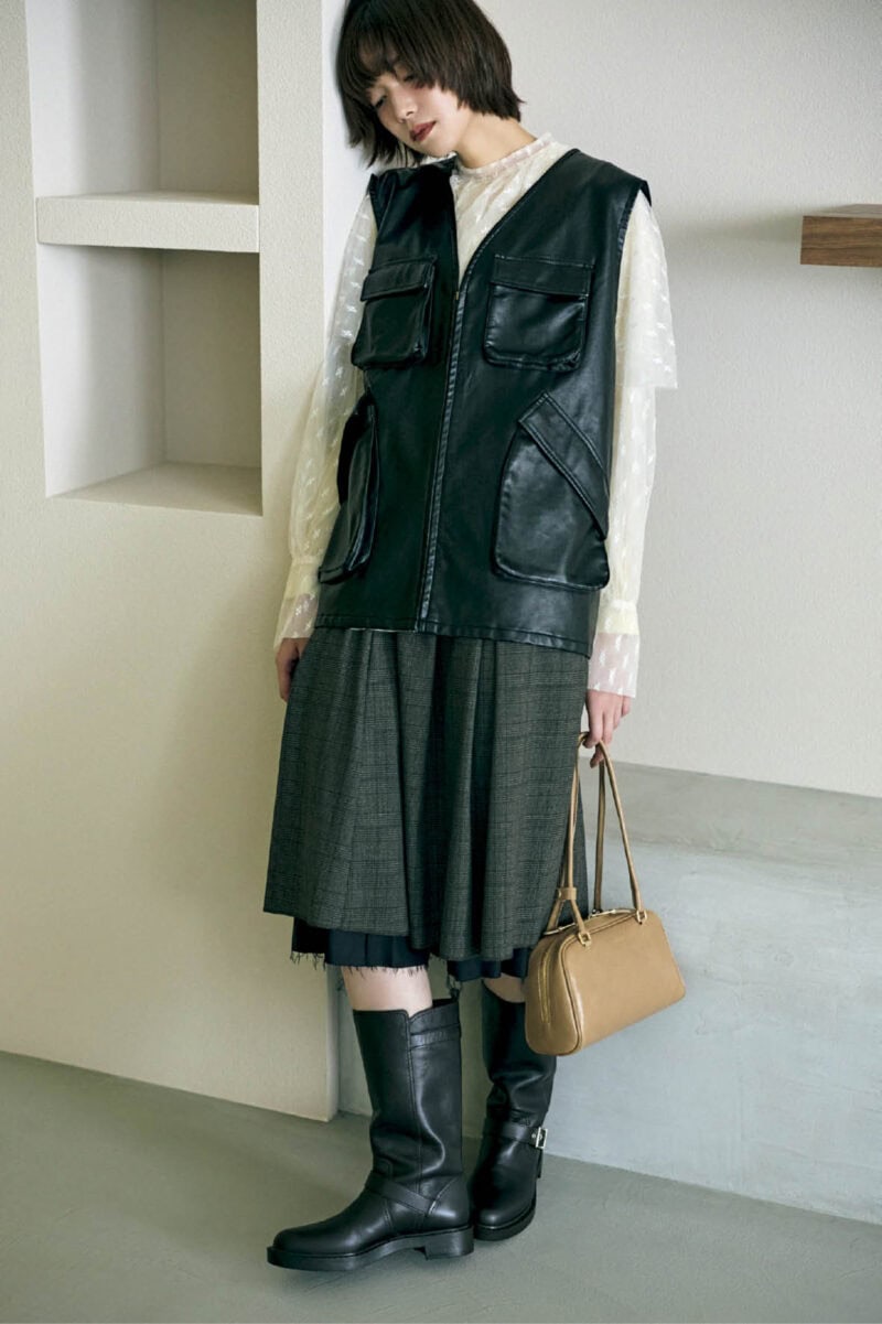 カットソー￥7,700（マカフィー／トゥモローランド）　スカート￥26,400（プロヴォーク デザイン ブティック／ジャック・オブ・オール・トレーズ プレスルーム）　バッグ￥35,200（クリスチャン ヴィラ／ピモンテ）　ブーツ￥34,100（ダイアナ／ダイアナ 銀座本店）