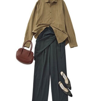 シャツは着まわし　スカーフ付きパンツ￥11,550（クレドナ）　バッグ￥37,400（アーカイブエプク）　サンダル￥59,400（ネブローニ／ピモンテ）