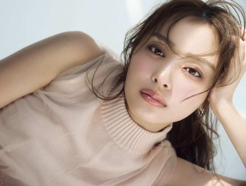 ピンクの目元とチーク で、可愛らしさを引き出して♡　モデル＝内田理央