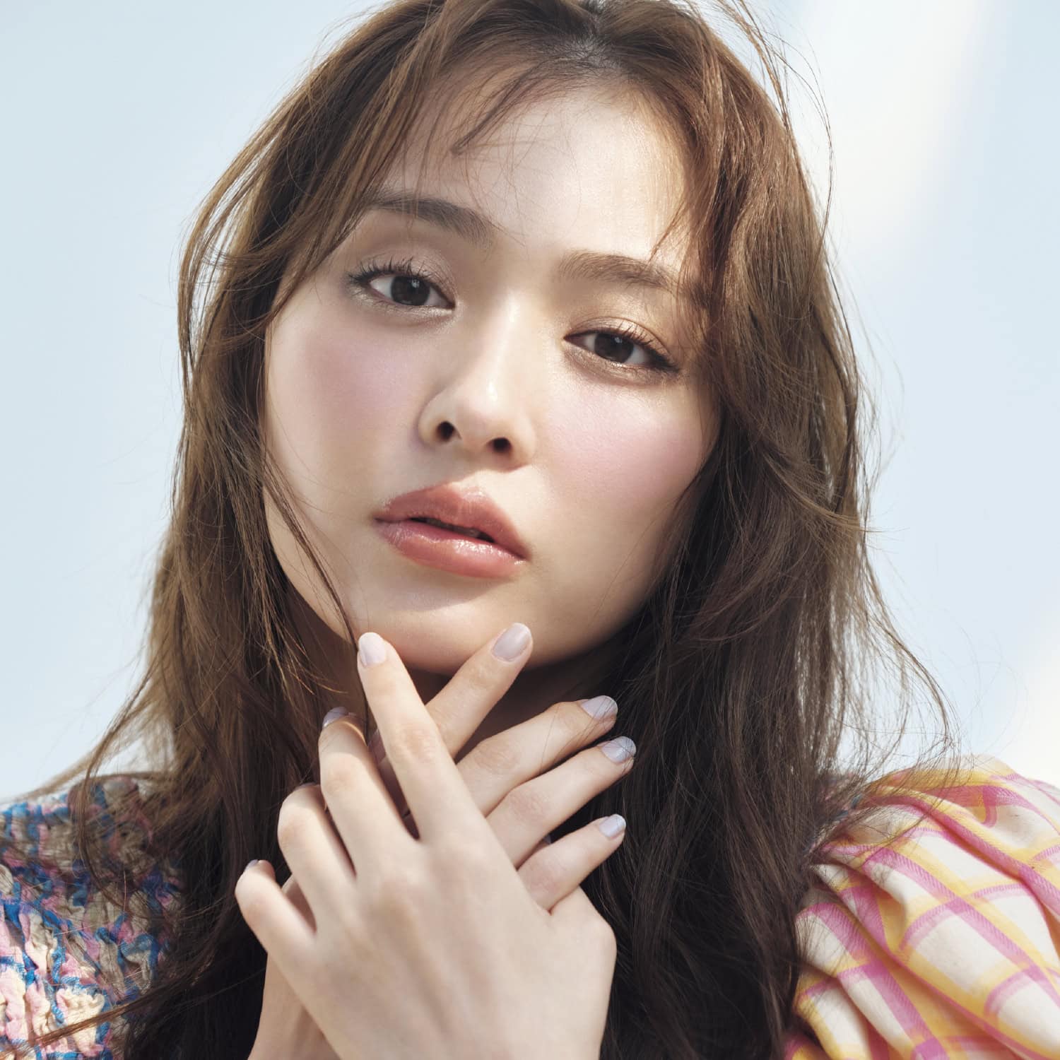 30代必見!チークは「青みピンク」が今っぽい!多幸感メイクのHOWTO・コスメの選び方