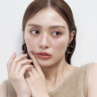 ツヤめくちゅるりんグロスで、愛の言葉を語る美しい唇に モデル=内田理央