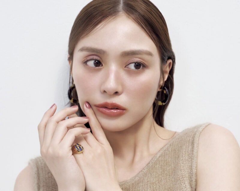 ツヤめくちゅるりんグロスで、愛の言葉を語る美しい唇に モデル=内田理央