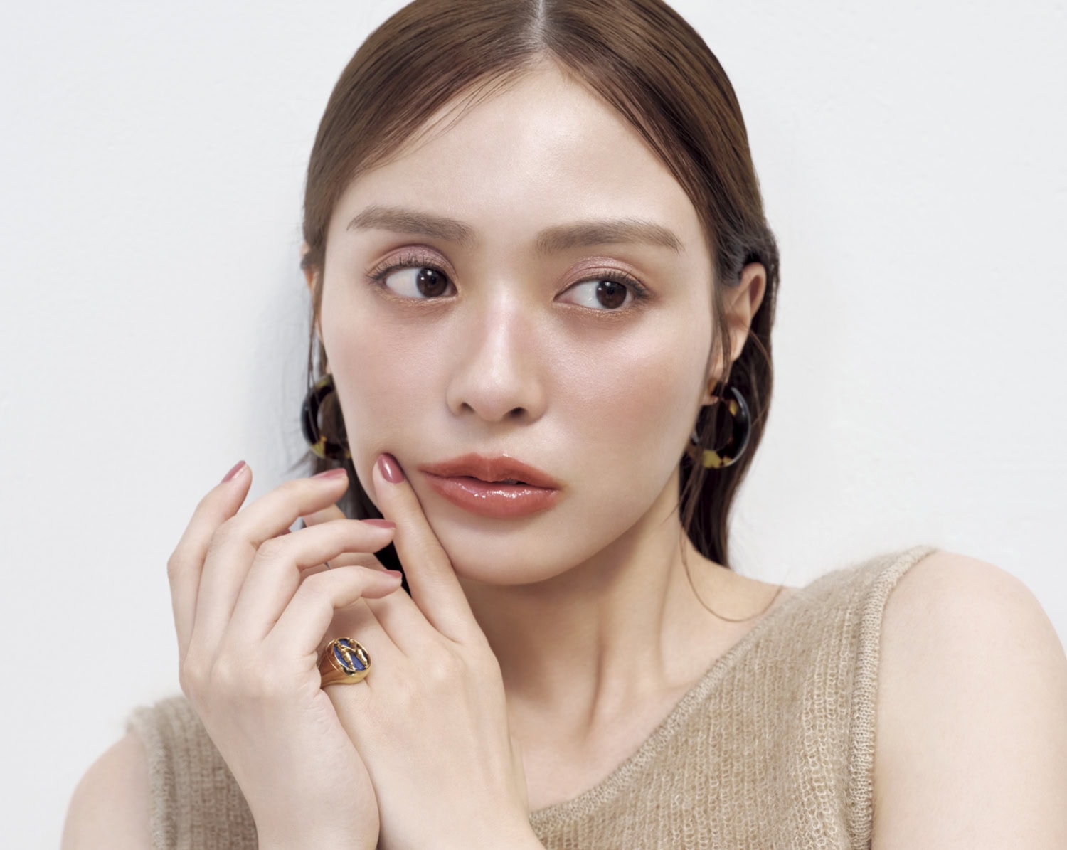 ツヤめくちゅるりんグロスで、愛の言葉を語る美しい唇に　モデル＝内田理央