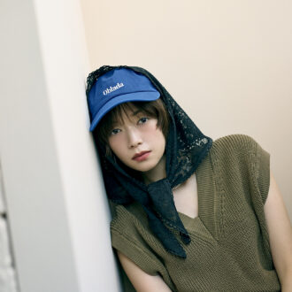 スカーフ￥5,500（オーバーライド／オーバーライド 神宮前）　キャップ￥7,920（オブラダ／シンチ）　ニットベスト￥19,800（デミルクス　ビームス／デミルクス ビームス 新宿）　ネックレス￥1,320（ジウノン／アンティローザ）