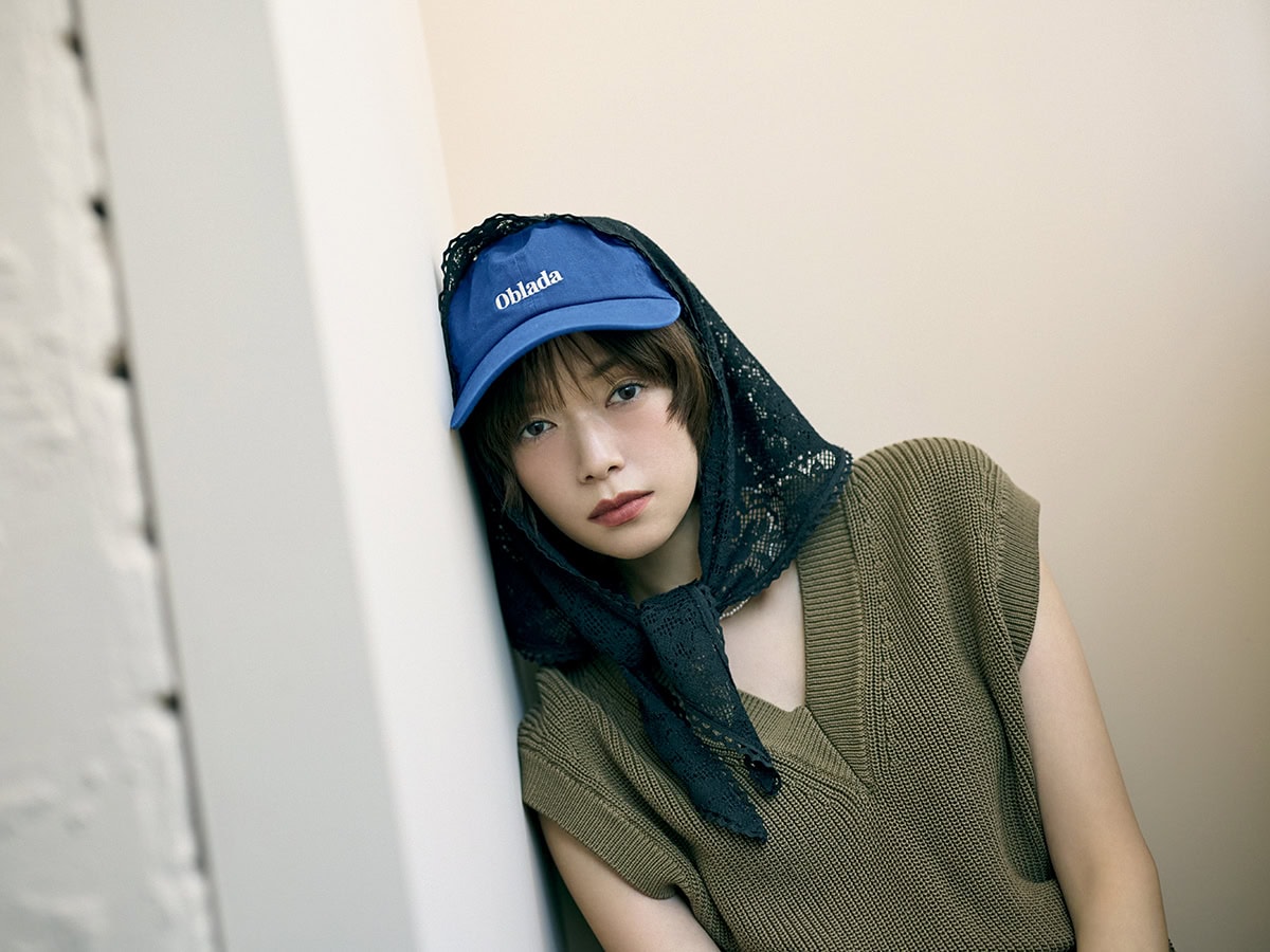 スカーフ￥5,500（オーバーライド／オーバーライド 神宮前）　キャップ￥7,920（オブラダ／シンチ）　ニットベスト￥19,800（デミルクス　ビームス／デミルクス ビームス 新宿）　ネックレス￥1,320（ジウノン／アンティローザ）