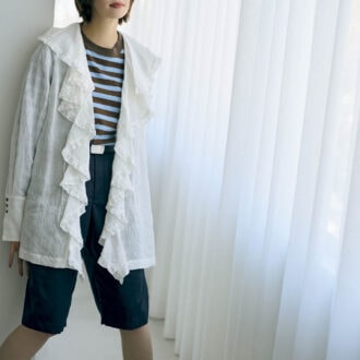 シャツ￥39,600（ウーア／シップス インフォメーションセンター）　ボーダーロングTシャツ￥8,910（ビームス ボーイ／ビームス ボーイ 原宿）　ハーフパンツ￥24,200（HER.）　ベルト￥12,100（アンヌーク／アンヌーク 新宿ルミネ２店）　ソックス￥3,520（トウキョウ ウィークリー ジャーナル／バロックジャパンリミテッド）　スニーカー￥20,900（キーン／キーン・ジャパン合同会社）