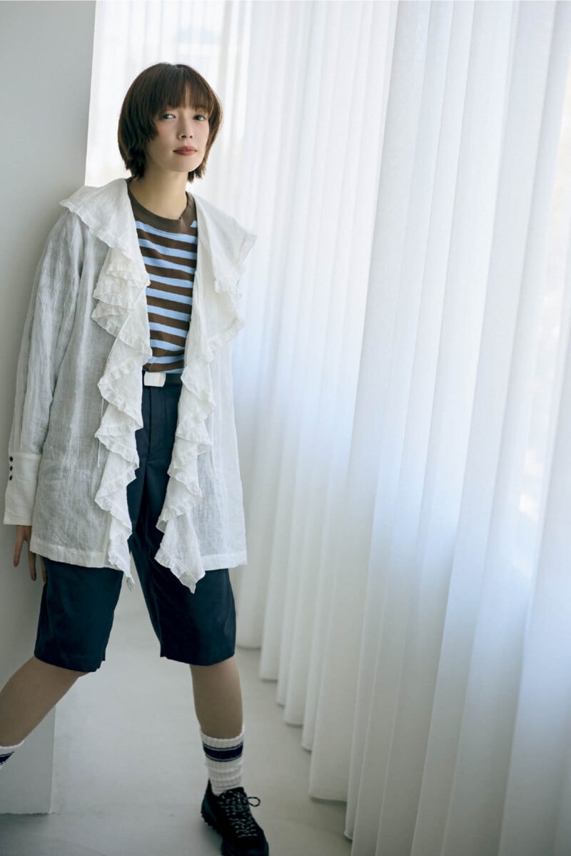 シャツ￥39,600（ウーア／シップス インフォメーションセンター）　ボーダーロングTシャツ￥8,910（ビームス ボーイ／ビームス ボーイ 原宿）　ハーフパンツ￥24,200（HER.）　ベルト￥12,100（アンヌーク／アンヌーク 新宿ルミネ２店）　ソックス￥3,520（トウキョウ ウィークリー ジャーナル／バロックジャパンリミテッド）　スニーカー￥20,900（キーン／キーン・ジャパン合同会社）