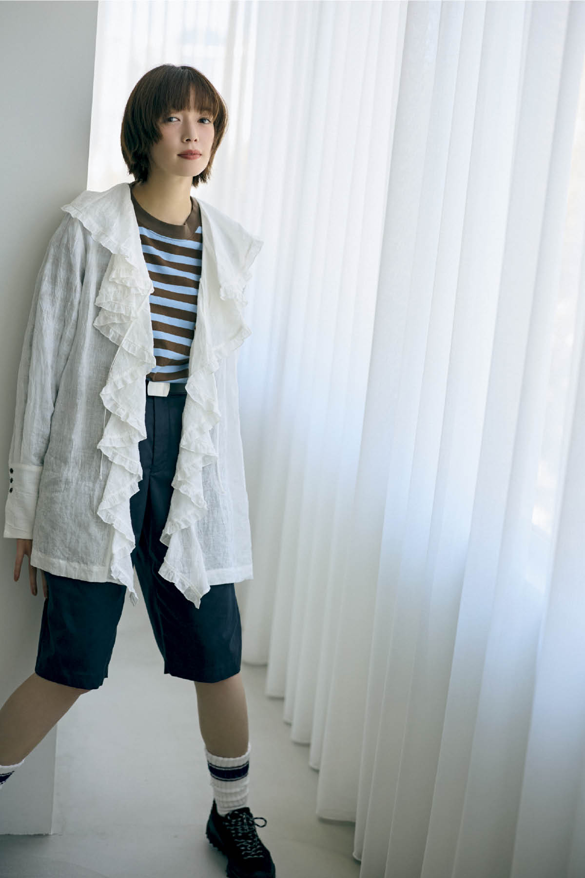 シャツ￥39,600（ウーア／シップス インフォメーションセンター）　ボーダーロングTシャツ￥8,910（ビームス ボーイ／ビームス ボーイ 原宿）　ハーフパンツ￥24,200（HER.）　ベルト￥12,100（アンヌーク／アンヌーク 新宿ルミネ２店）　ソックス￥3,520（トウキョウ ウィークリー ジャーナル／バロックジャパンリミテッド）　スニーカー￥20,900（キーン／キーン・ジャパン合同会社）