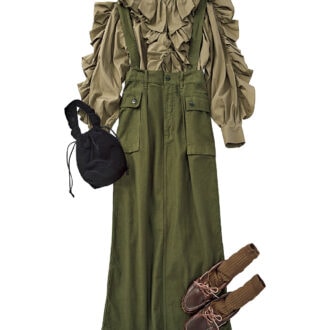 ブラウス￥36,300（ミュラー オブ ヨシオクボ）　スカート￥37,180（オブラダ／シンチ）　ソックス￥3,630（パンセレラ／真下商事）　バッグ￥9,900（アンヌーク／アンヌーク 新宿ルミネ２店）　シューズ￥25,300（パラブーツ／パラブーツ青山店）