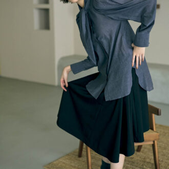 ブラウス￥52,800（カオス／カオス表参道）　スカート￥26,000（コス／コス 青山店）　ソックス￥3,960（シックストックス／ノーデザイン）　ショートブーツ￥96,800（パラブーツ／パラブーツ青山店）