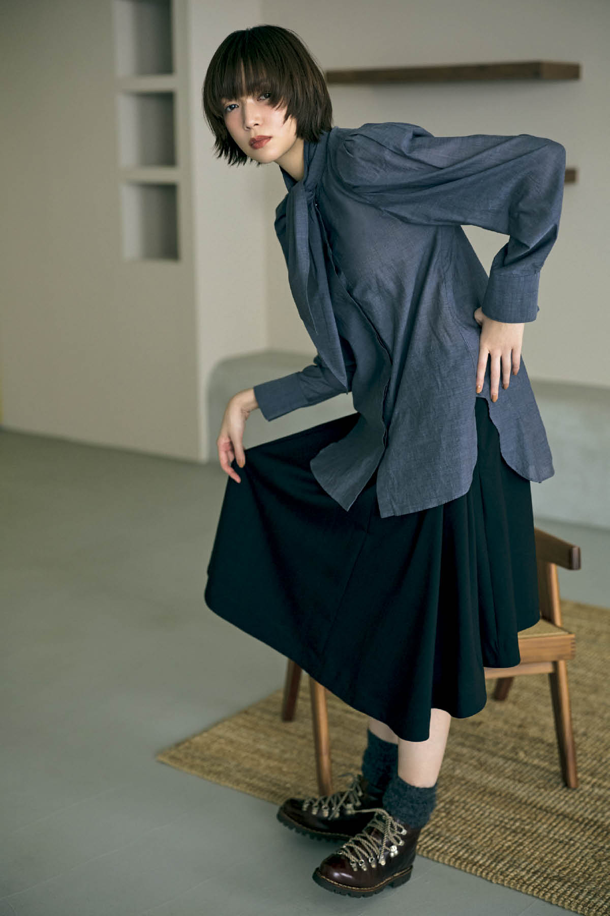 ブラウス￥52,800（カオス／カオス表参道）　スカート￥26,000（コス／コス 青山店）　ソックス￥3,960（シックストックス／ノーデザイン）　ショートブーツ￥96,800（パラブーツ／パラブーツ青山店）