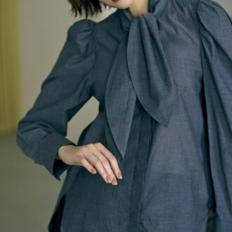 ブラウス￥52,800（カオス／カオス表参道）　スカート￥26,000（コス／コス 青山店）　ソックス￥3,960（シックストックス／ノーデザイン）　ショートブーツ￥96,800（パラブーツ／パラブーツ青山店）