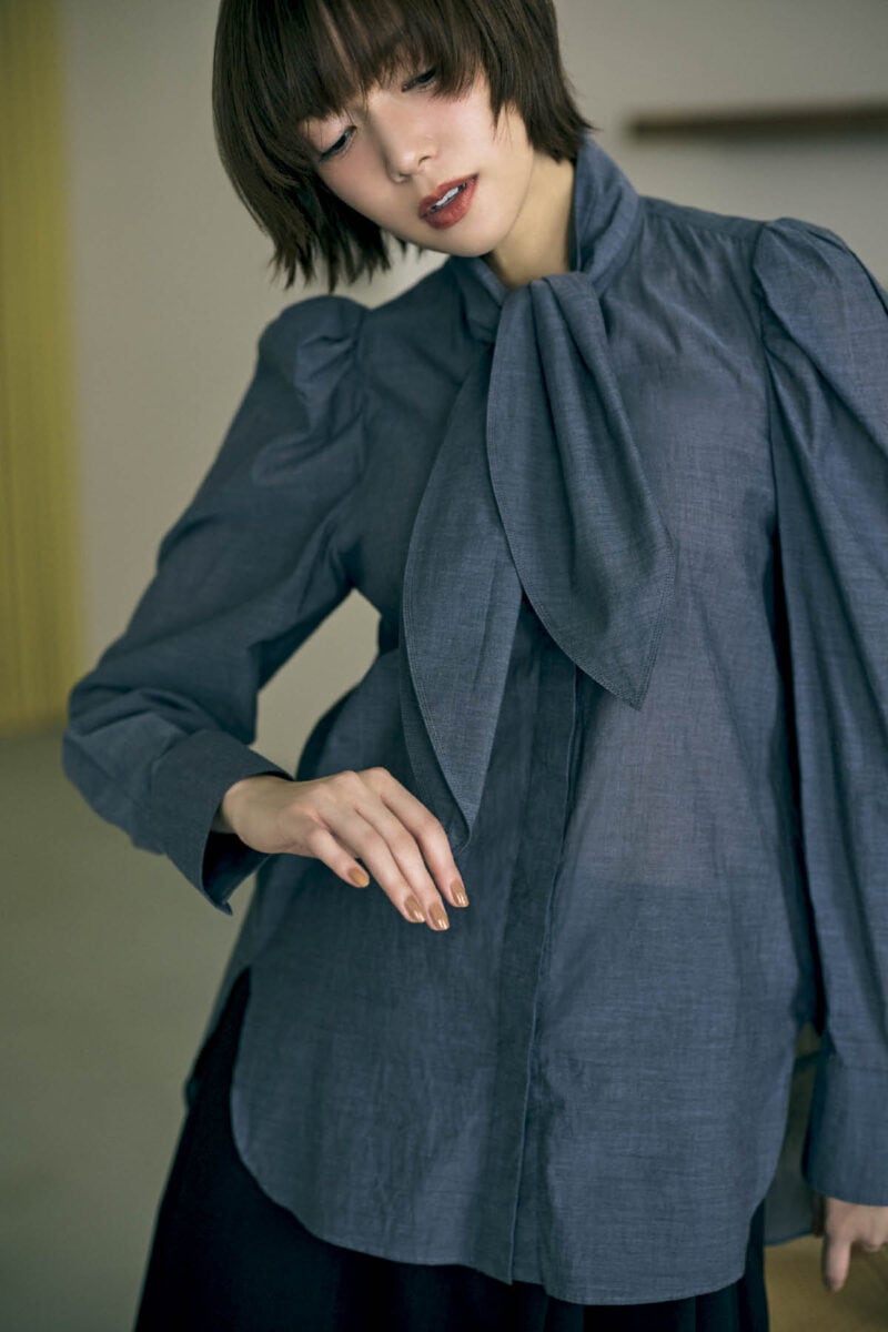 ブラウス¥52,800(カオス/カオス表参道) スカート¥26,000(コス/コス 青山店) ソックス¥3,960(シックストックス/ノーデザイン) ショートブーツ¥96,800(パラブーツ/パラブーツ青山店)