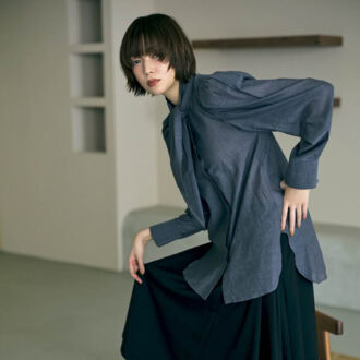 顔周りデザインに注目！ボウタイなど「ポイントトップス」旬な着こなしを人気スタイリストが徹底指南