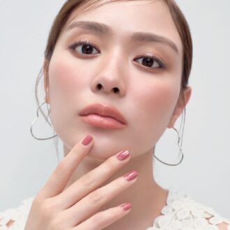 ルミナスマットなリップで、ふんわり優しいムードが漂う　モデル＝内田理央
