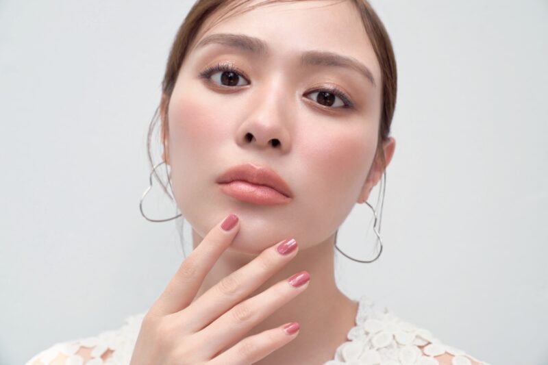 ルミナスマットなリップで、ふんわり優しいムードが漂う　モデル＝内田理央