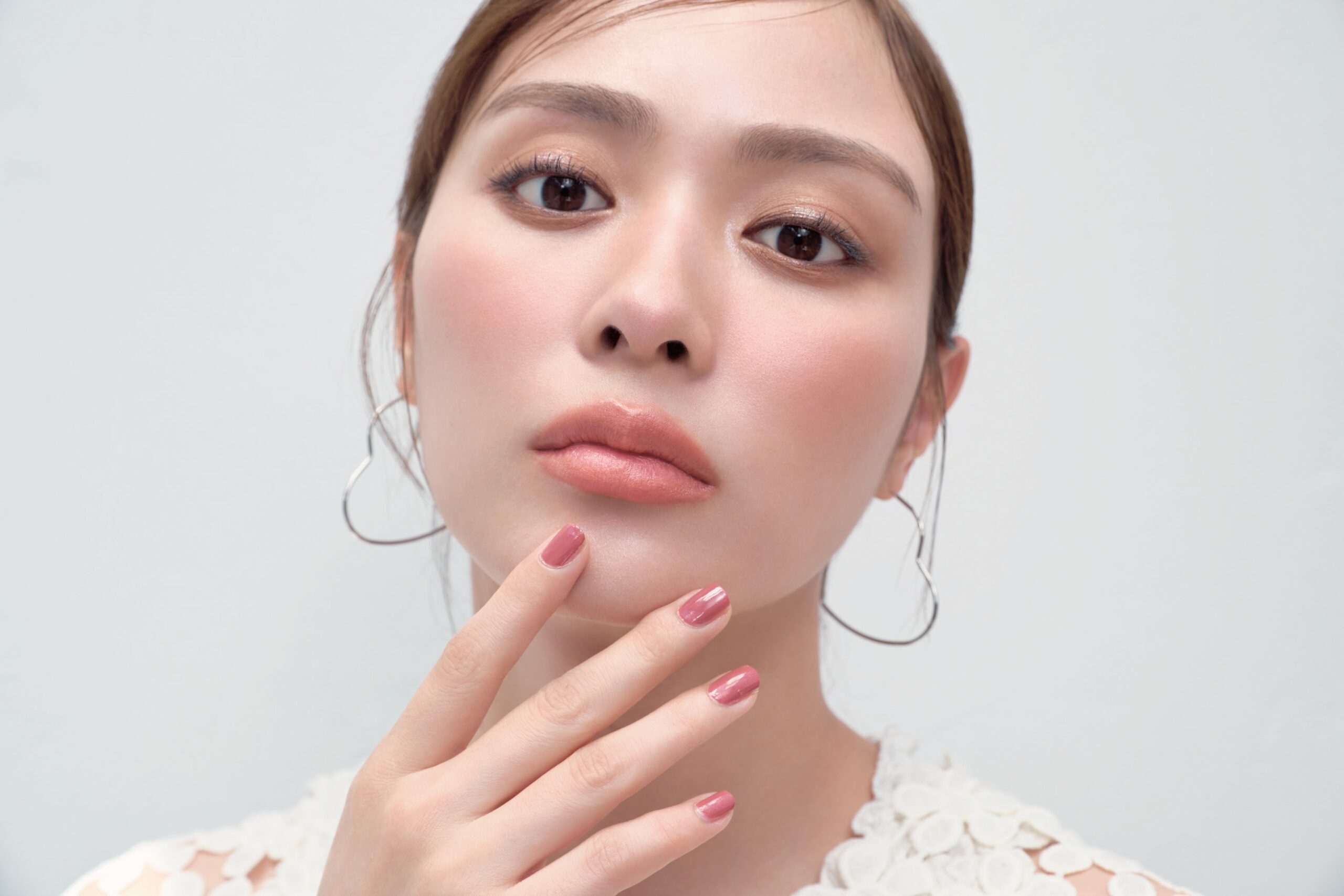 ルミナスマットなリップで、ふんわり優しいムードが漂う　モデル＝内田理央