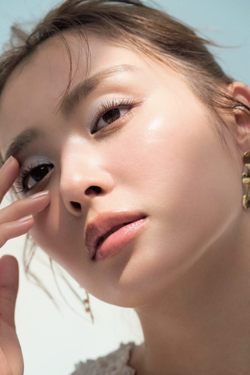 まぶたに輝きを添えて、希望を宿したまなざしに　モデル＝内田理央