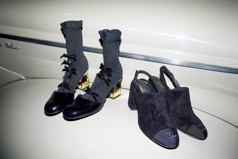 右：スリングバックシューズ［H8］¥227,700、左：ブーツ［H7.5］¥447,700（ともにシャネル／シャネル カスタマー ケア センター）