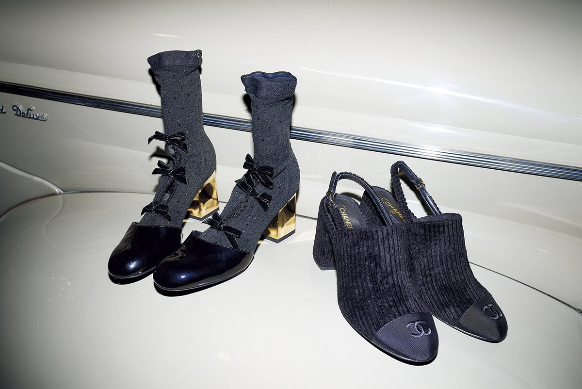 右：スリングバックシューズ［H8］¥227,700、左：ブーツ［H7.5］¥447,700（ともにシャネル／シャネル カスタマー ケア センター）