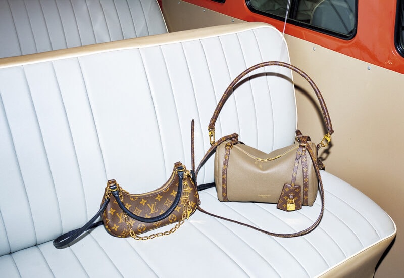 右：バッグ『エクスプレス PM』[H17×W26×D13.5]¥638,000、左：バッグ『キャッチー PM』[H10×W24×D6]¥321,200（ともにルイ･ヴィトン／ルイ･ヴィトン クライアントサービス）