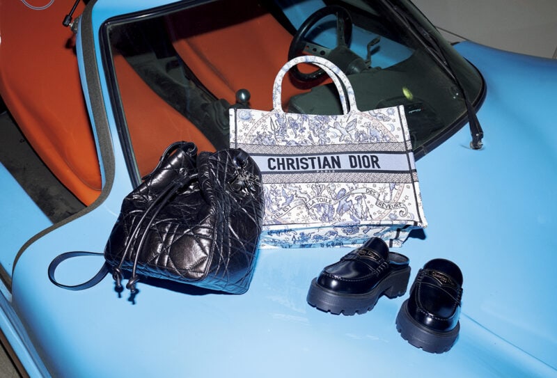 上：バッグ『ディオール ブックトート』［H27.5×W36×D16.5］￥500,000、左下：バッグ『D-モーション』［H24×W23×D13］￥630,000※参考価格、右下：シューズ［H5.5］￥155,000（すべてディオール／クリスチャン ディオール）
