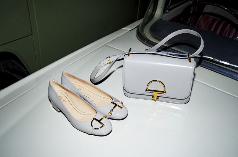 右：バッグ［H14×W 22.5×D8］￥605,000、左：パンプス［H2.5］￥163,900（ともにグッチ／グッチ クライアントサービス）