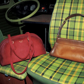 【プラダの新作バッグ】はヴィンテージムードなこなれ感が素敵！