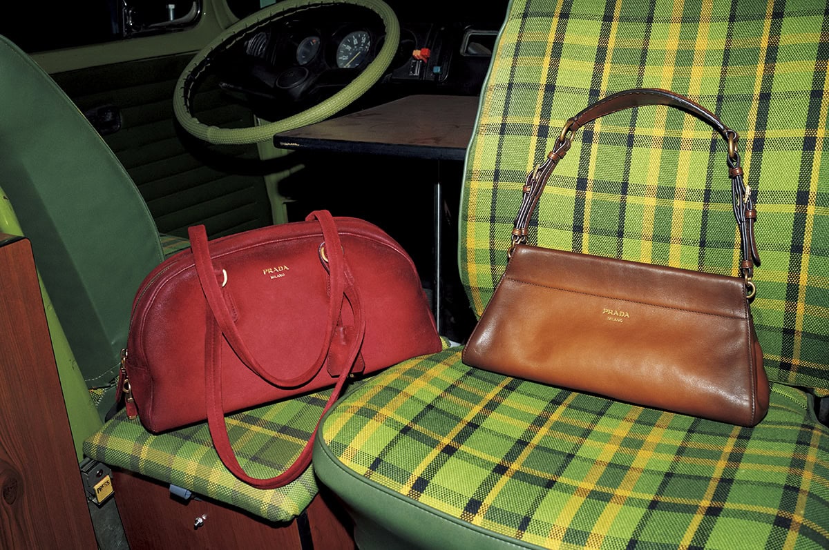 右：バッグ［H15.5×W32.5×D11］￥561,000、左：バッグ『プラダ ボーリング』［H20×W35×D16］￥671,000※ともに予定価格（ともにプラダ／プラダ クライアントサービス）