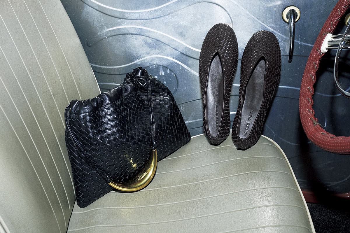 右：シューズ￥181,500、左：バッグ［H23×W32×D1］￥489,500（ともにボッテガ･ヴェネタ／ボッテガ･ヴェネタ ジャパン）